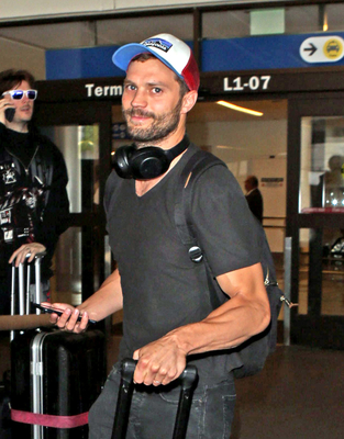 x17_jamie_dornan_lax_080117_01.jpg