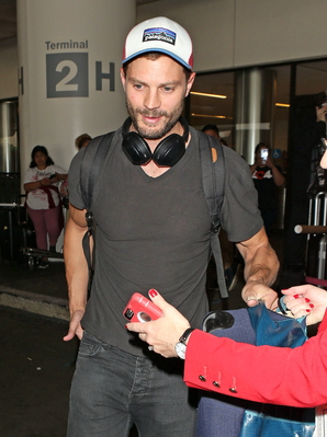 x17_jamie_dornan_lax_080117_04.jpg