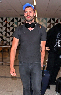 x17_jamie_dornan_lax_080117_05.jpg